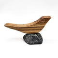 Handgefertigter Holzvogel aus Eiche auf Naturstein als minimalistische maritime Dekoration