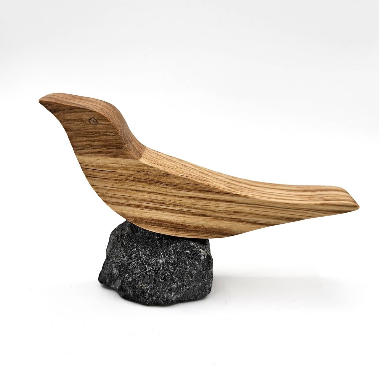 Regenpfeifer on the Rock - handgefertigter Holzvogel auf Naturstein