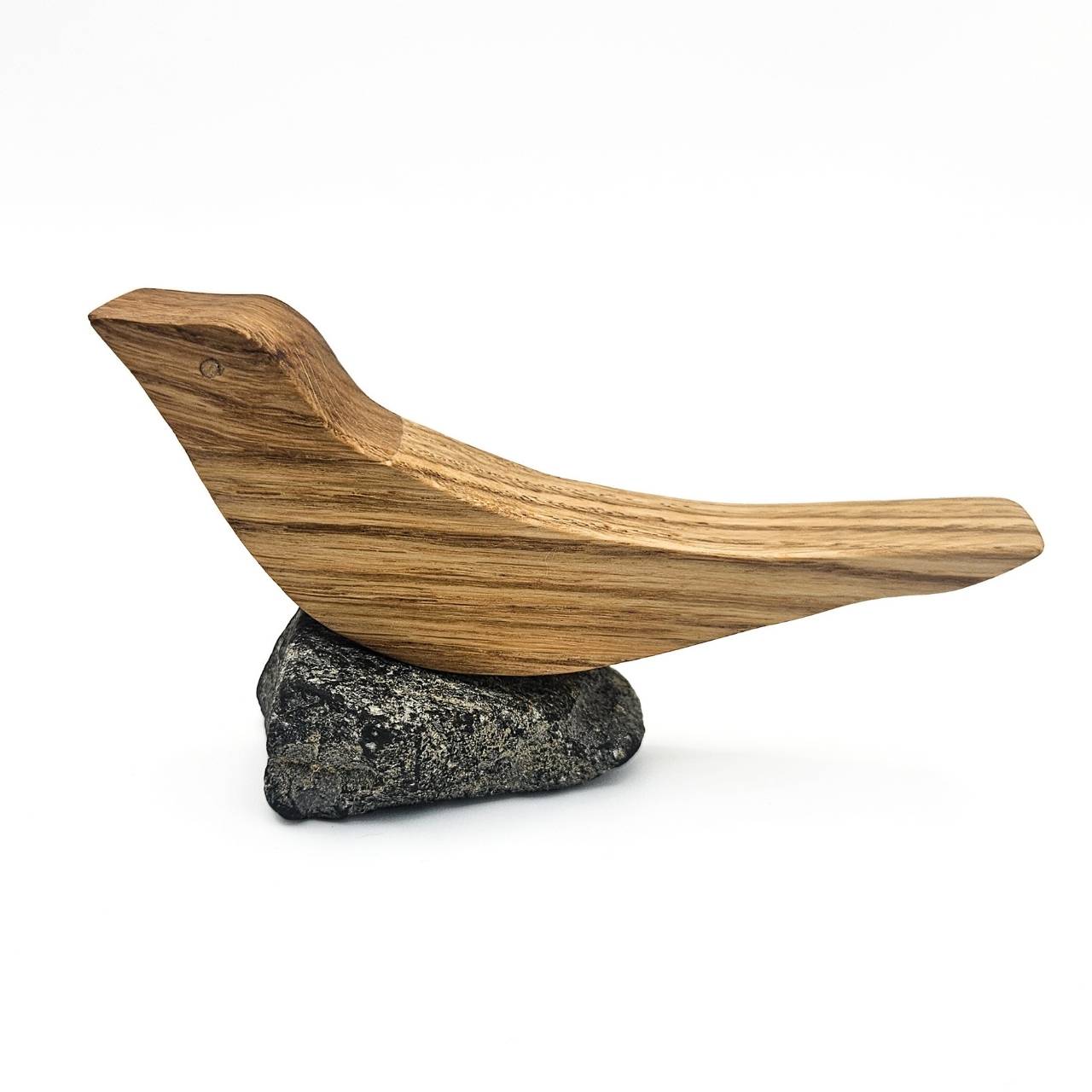 Regenpfeifer on the Rock - handgefertigter Holzvogel auf Naturstein