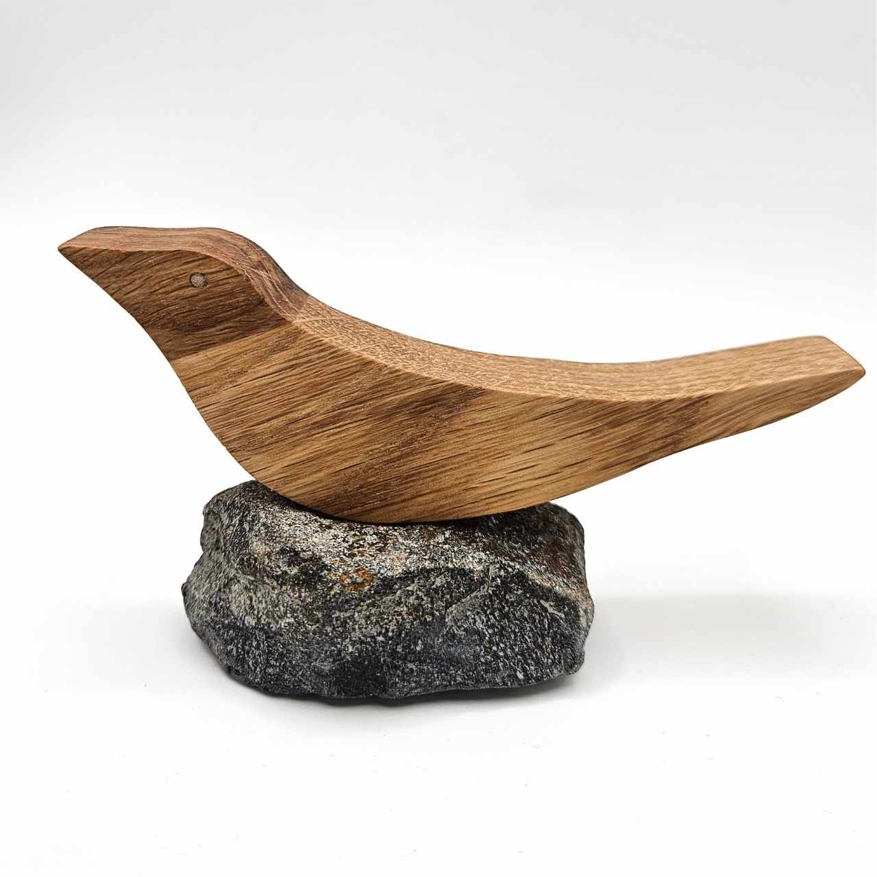 Regenpfeifer on the Rock - handgefertigter Holzvogel auf Naturstein