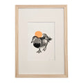 Pato – handgedruckte Original-Radierung mit schwarz-weißer Ente vor orangefarbener Sonne, gerahmt in hellem Holz.