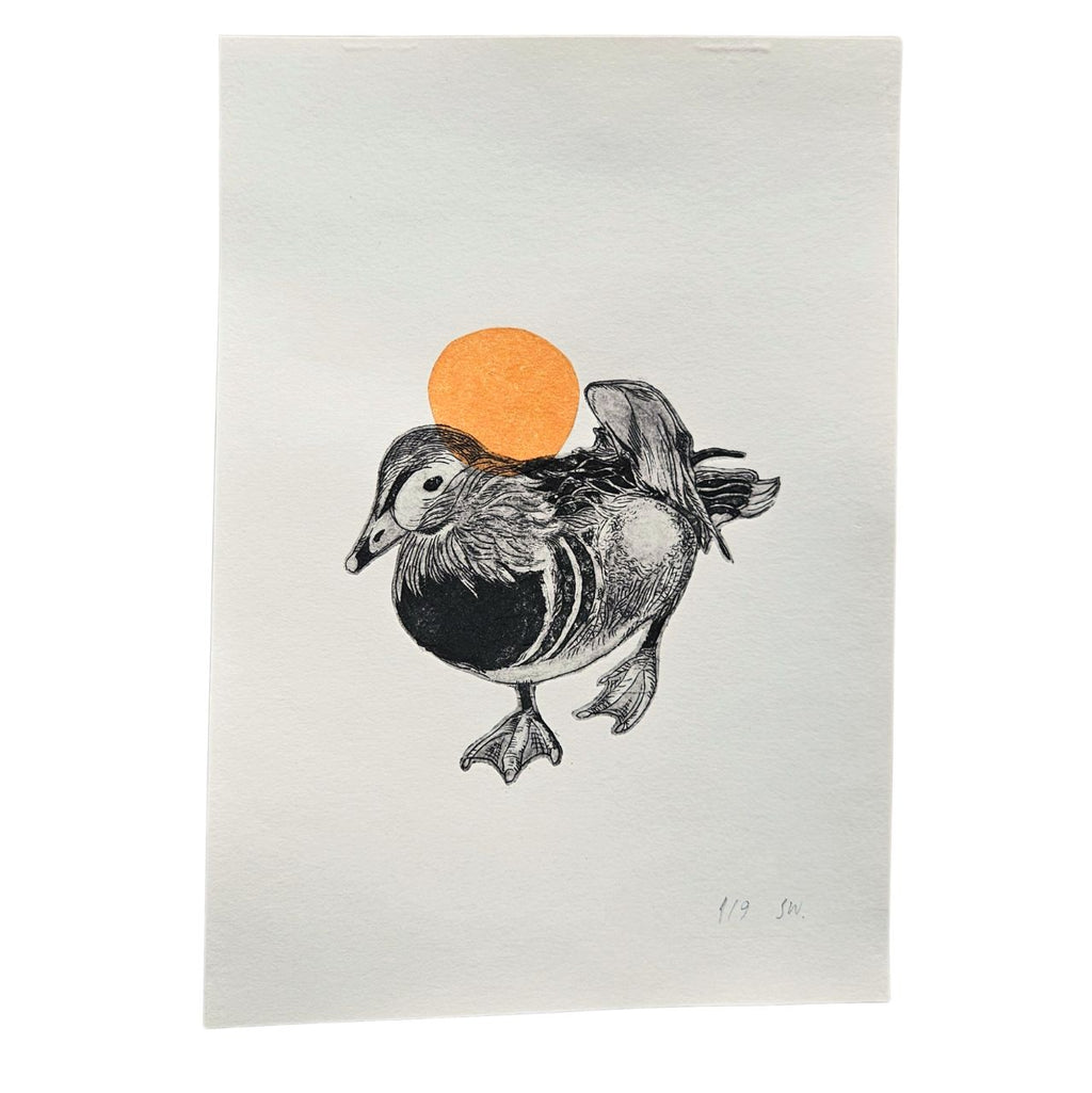 Original-Radierung Pato auf naturweißem Papier mit schwarz-weißer Ente und orangefarbener Sonne.
