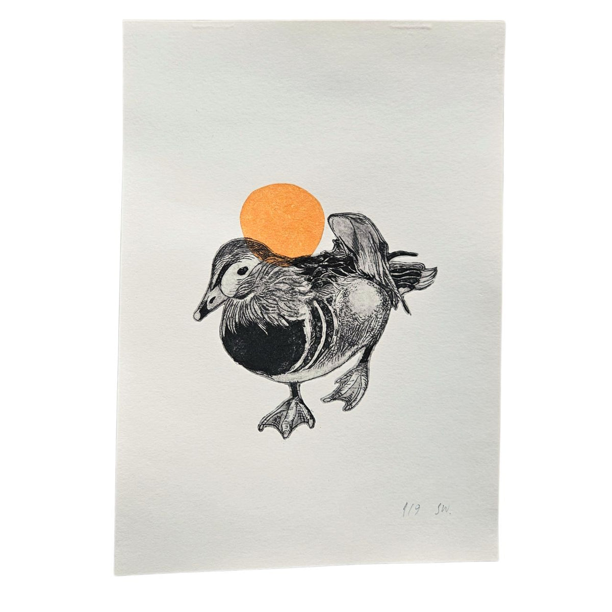 Original-Radierung Pato auf naturweißem Papier mit schwarz-weißer Ente und orangefarbener Sonne.