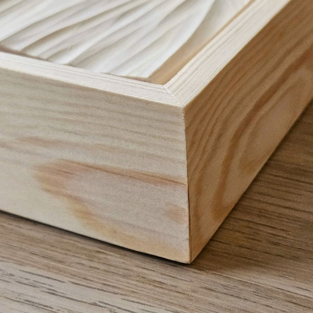 Detailaufnahme der  Ecke eines Holzrahmens mit geschnitztem Wellenrelief