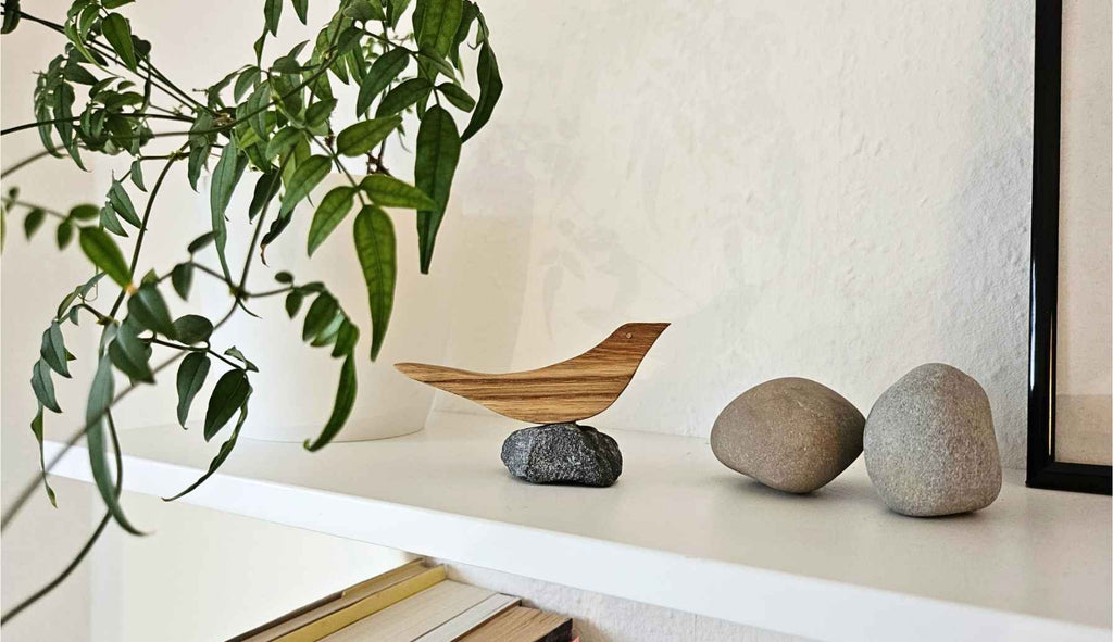 Minimalistischer Holzvogel aus Eiche auf Stein als maritime Deko für Regal und Wohnraum