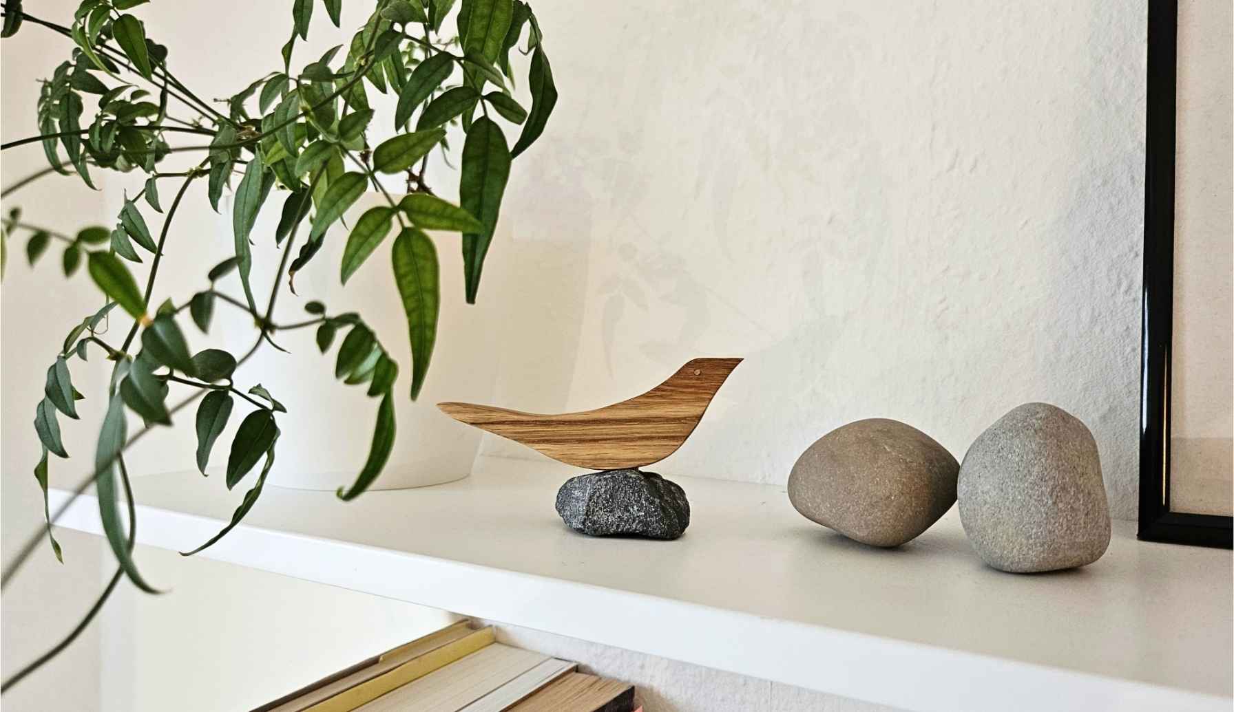 Minimalistischer Holzvogel aus Eiche auf Stein als maritime Deko für Regal und Wohnraum