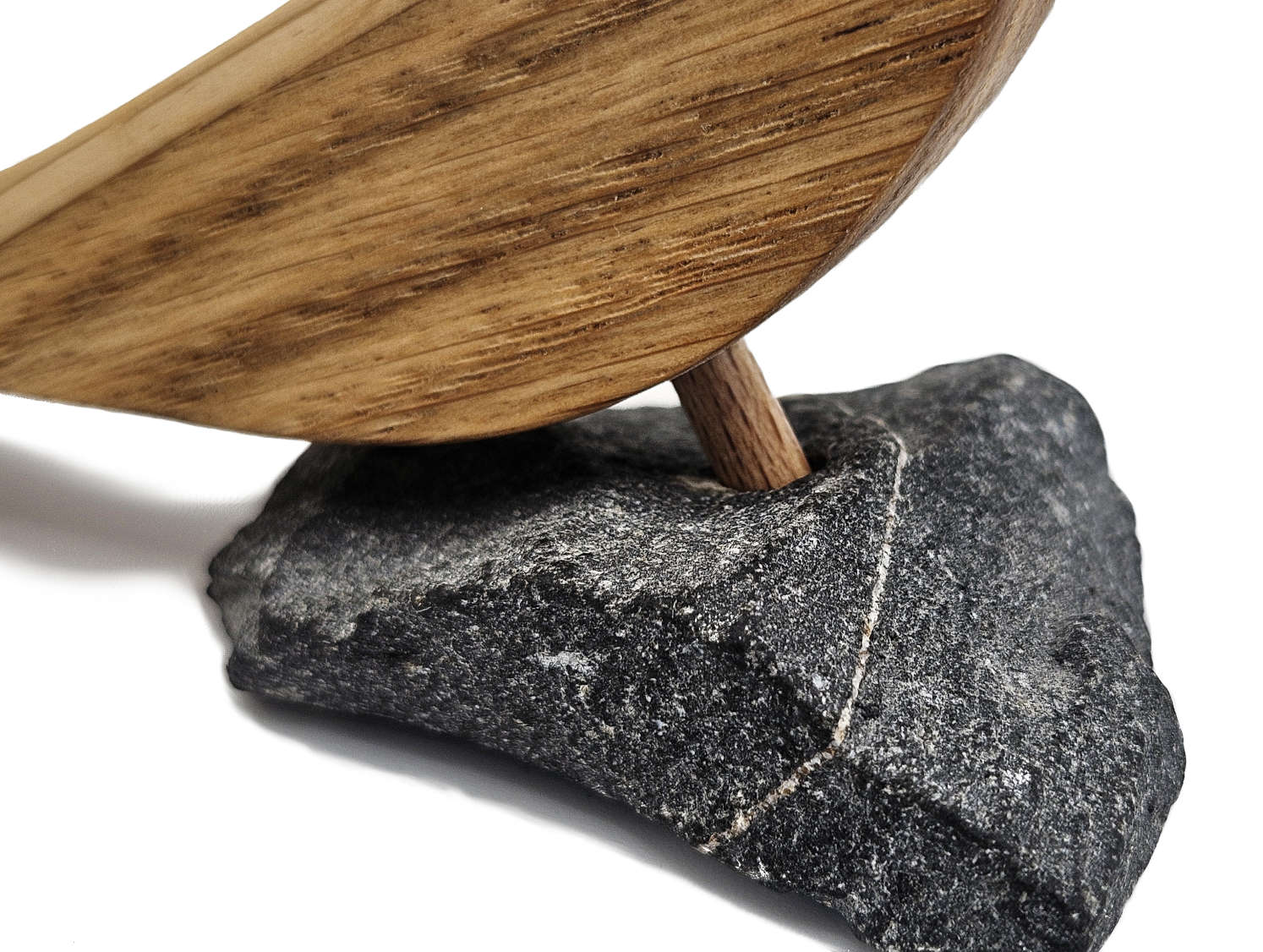 Holzvogel-Skulptur auf naturbelassenem Stein, minimalistisches Designobjekt