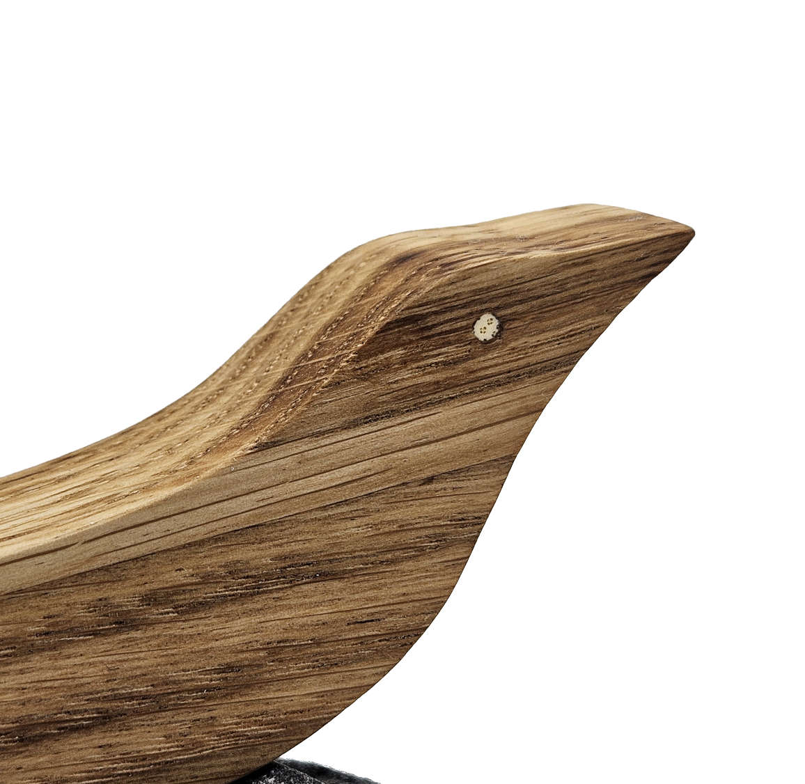 Dekorativer Holzvogel auf Stein in moderner Wohnraumdekoration