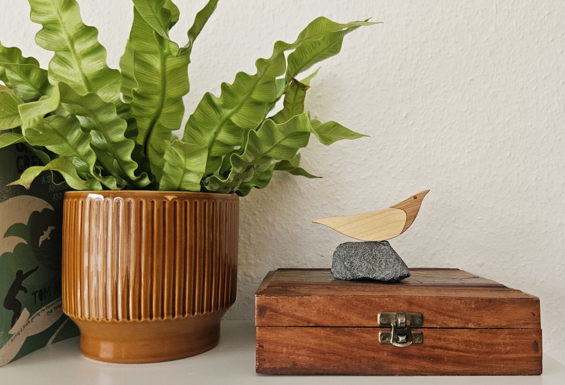 Möwe on the Rock - handgefertigter Holzvogel auf Naturstein