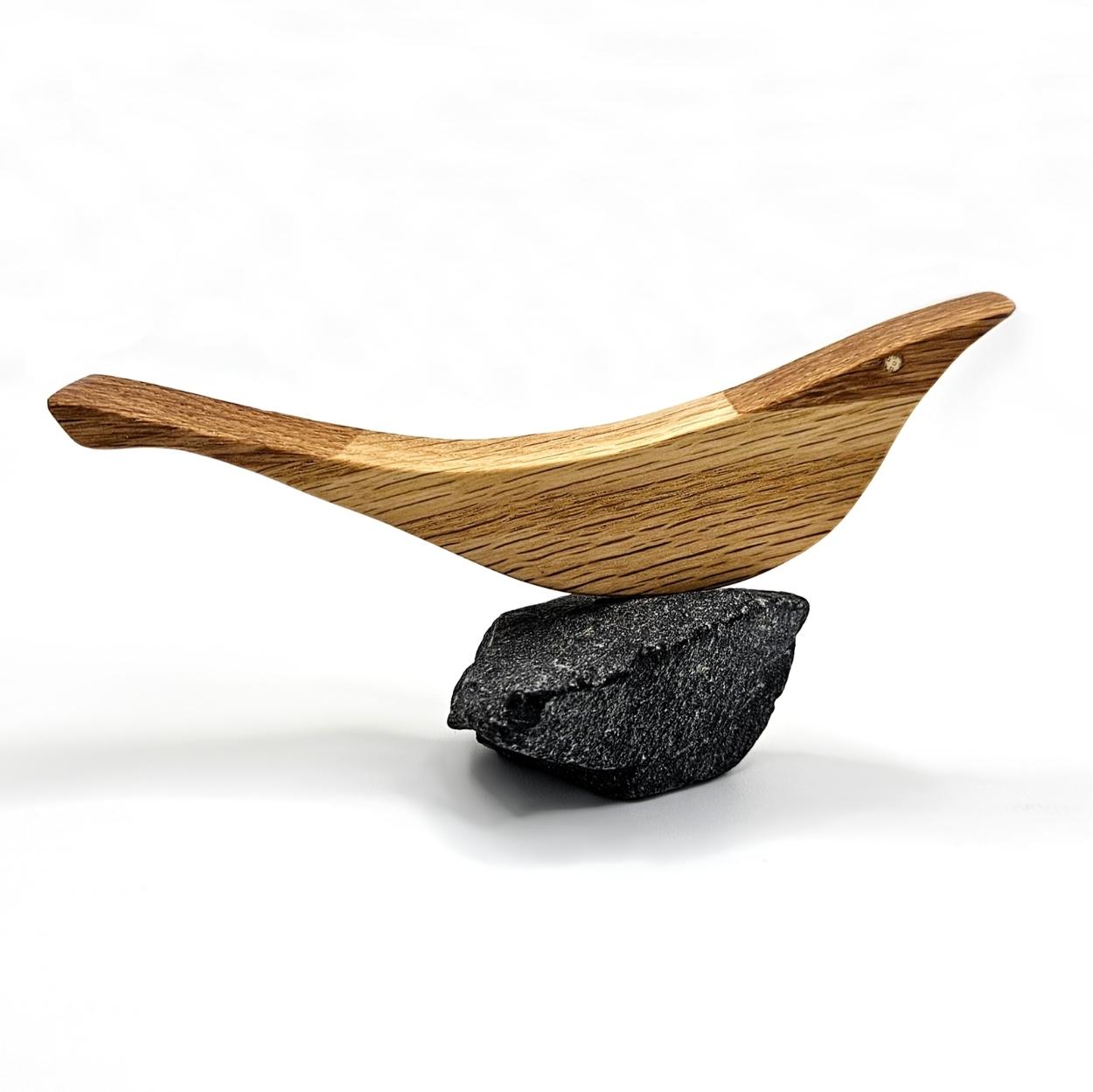 Seeschwalbe on the Rock - handgefertigter Holzvogel auf Naturstein
