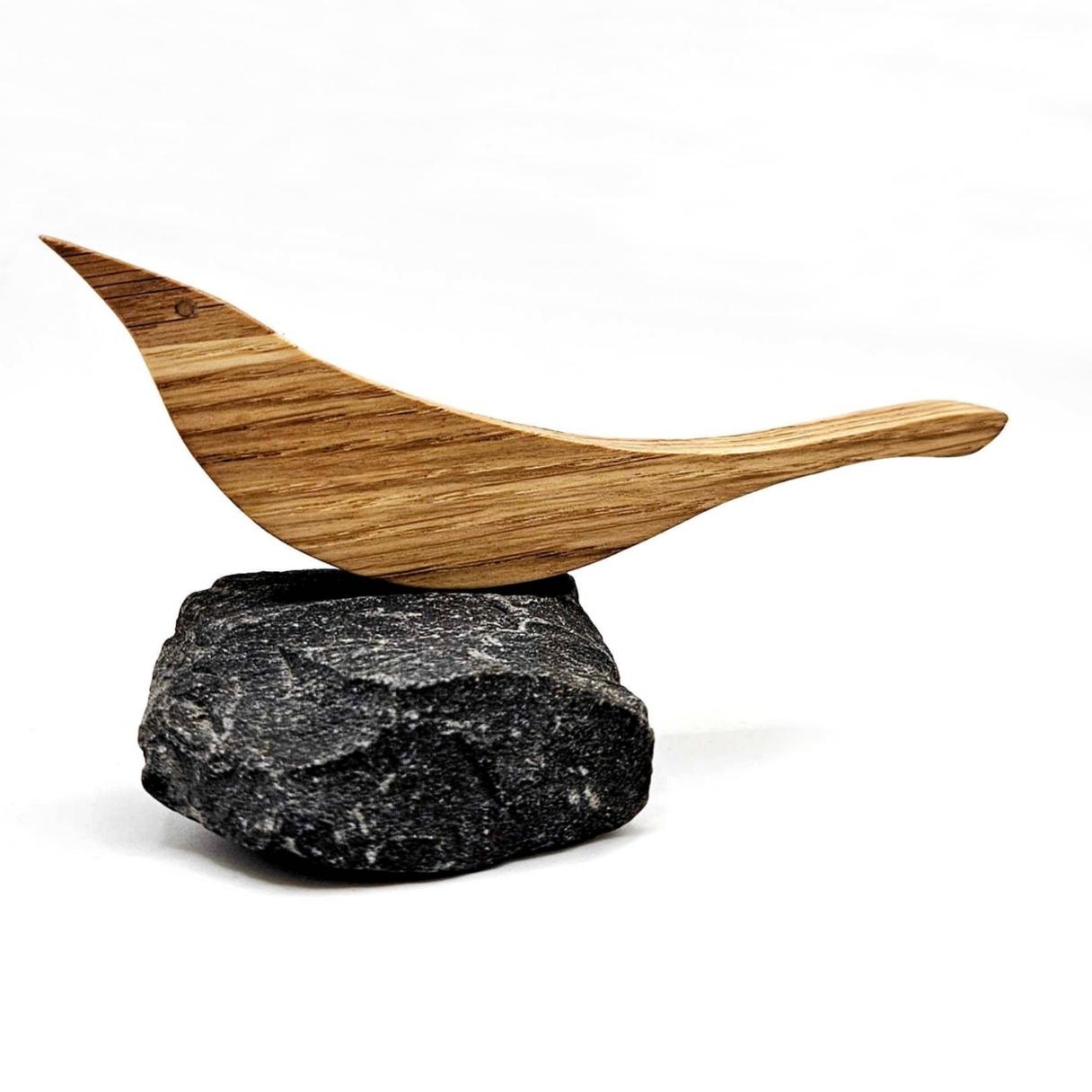 Seeschwalbe on the Rock - handgefertigter Holzvogel auf Naturstein