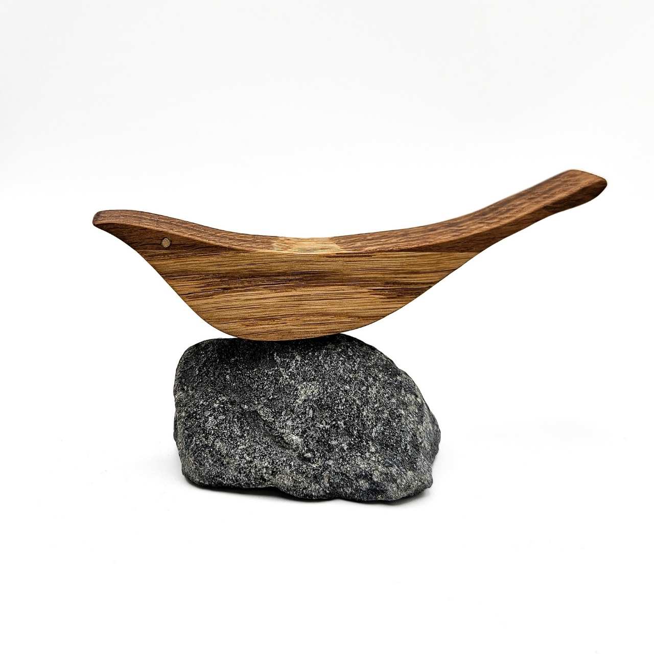 Seeschwalbe on the Rock - handgefertigter Holzvogel auf Naturstein