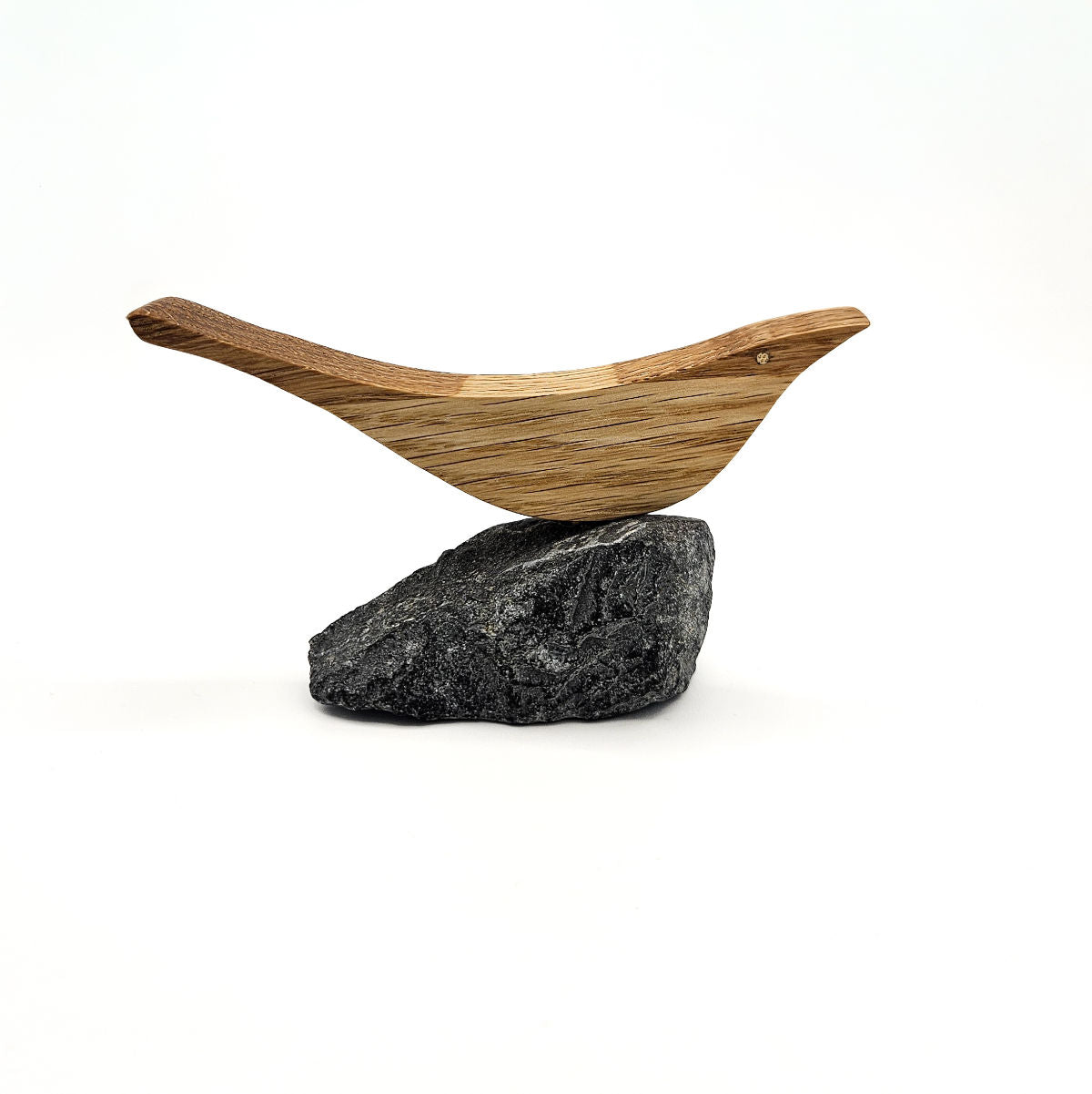 Seeschwalbe on the Rock - handgefertigter Holzvogel auf Naturstein