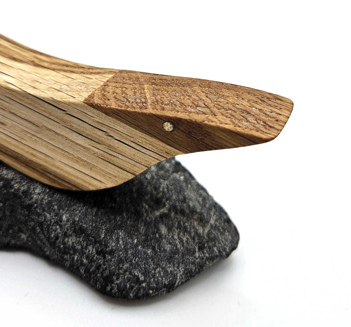 Detailaufnahme eines handgefertigten Holzvogels aus Eiche mit sichtbarer Holzstruktur