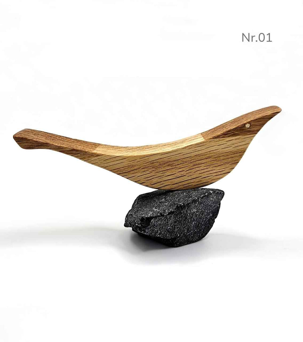 Holzvogel aus Eiche auf dunkelgrauem Naturstein