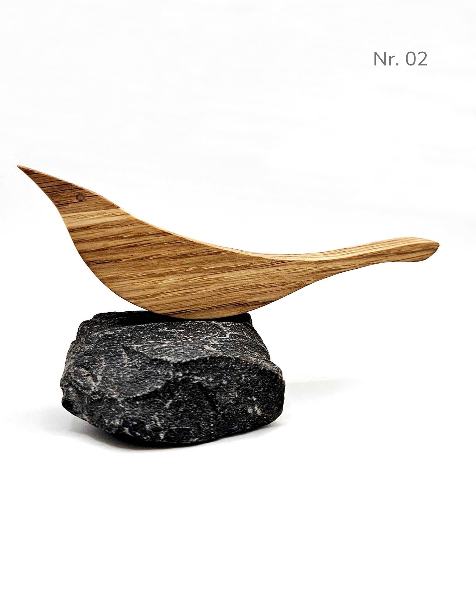Handgefertigter Holzvogel auf Stein – minimalistische Skulptur im maritimen Stil - Nr. 2