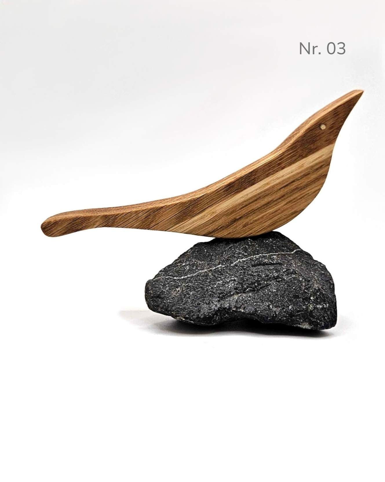 Seeschwalbe on the Rock - handgefertigter Holzvogel auf Naturstein