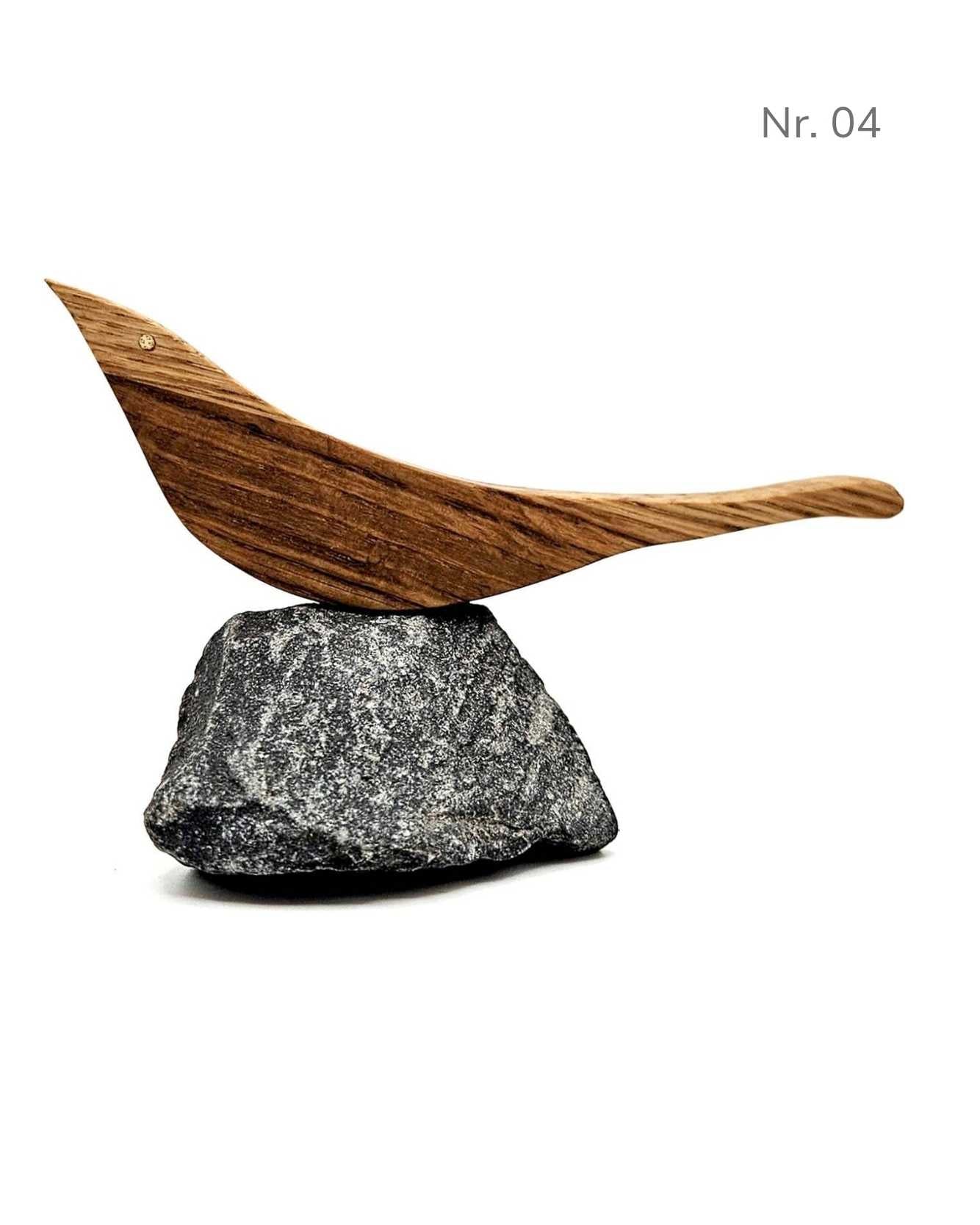 Seeschwalbe on the Rock - handgefertigter Holzvogel auf Naturstein