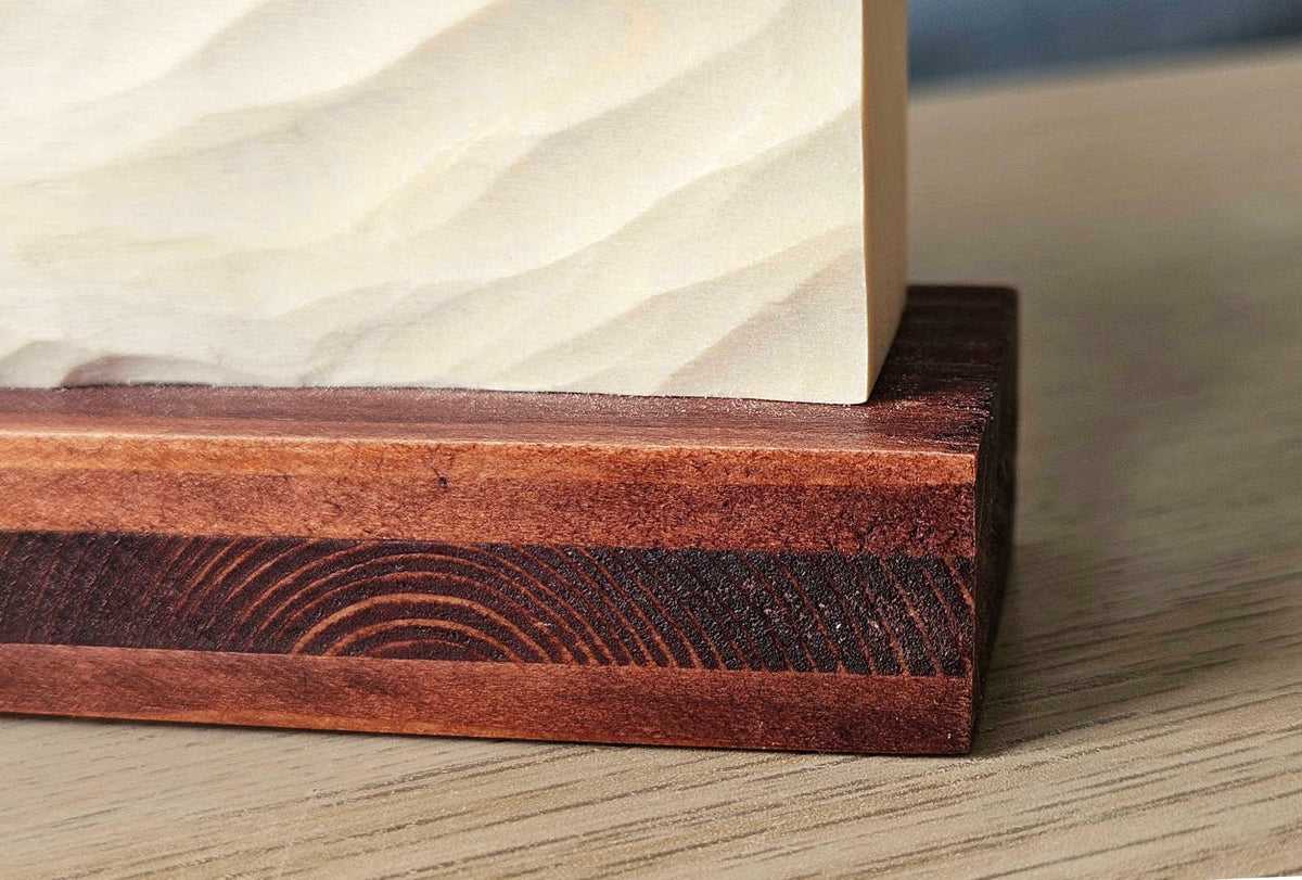 Swell Waves – handgeschnitztes Wellenrelief, Holz, freistehend, ca. 19 x 11 cm