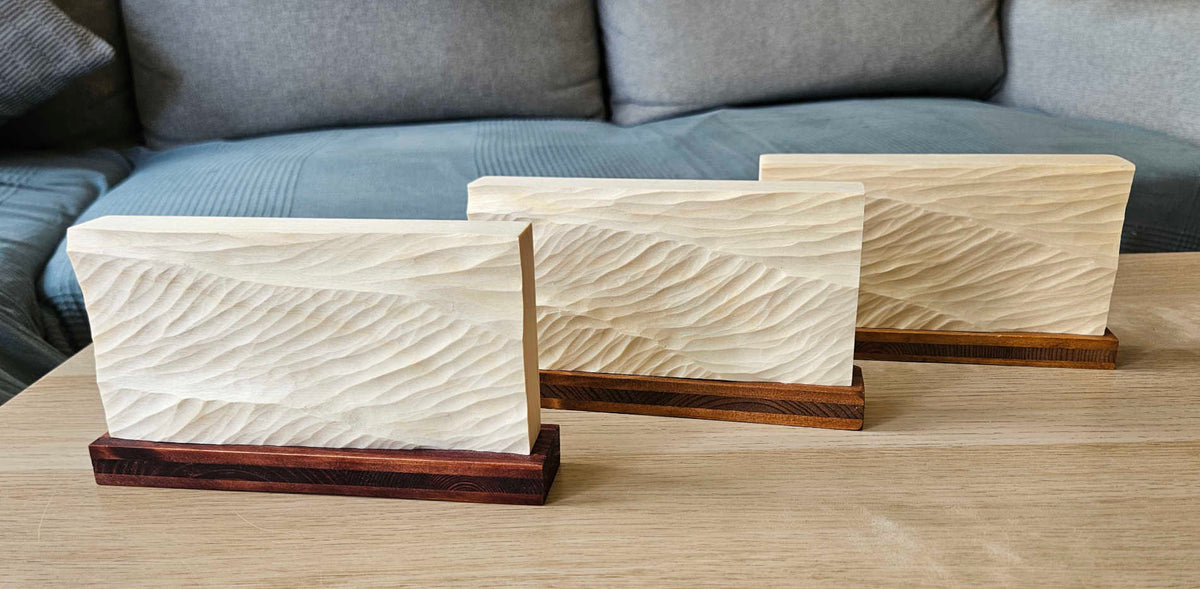 Swell Waves – handgeschnitztes Wellenrelief, Holz, freistehend, ca. 19 x 11 cm