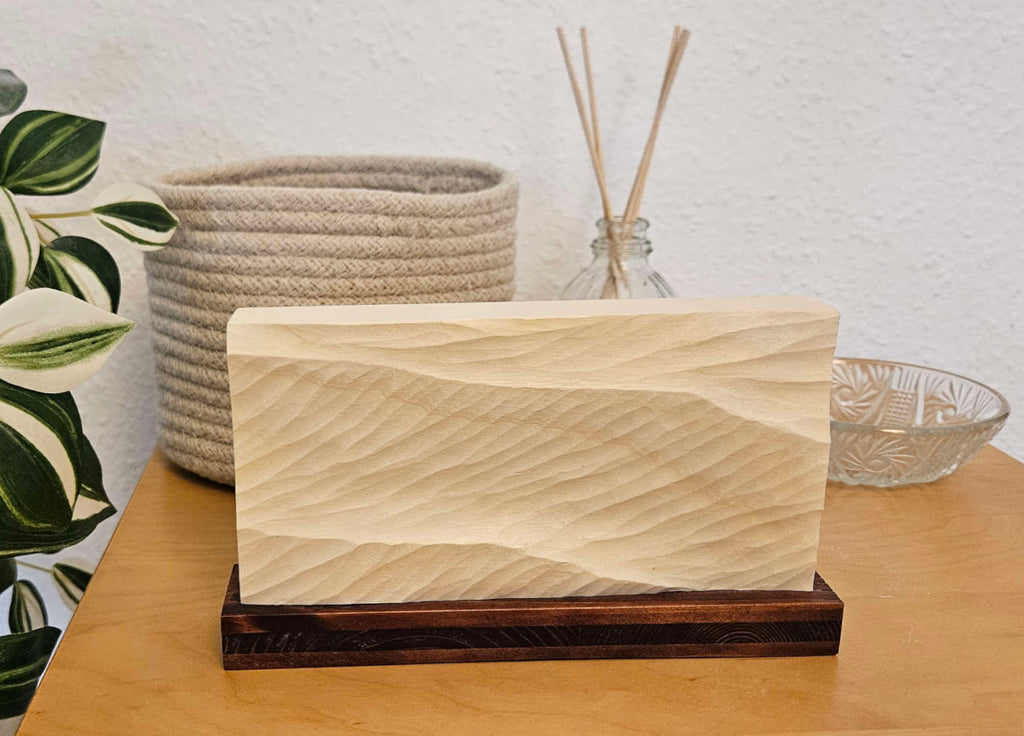 Swell Waves – handgeschnitztes Wellenrelief, Holz, freistehend, ca. 19 x 11 cm
