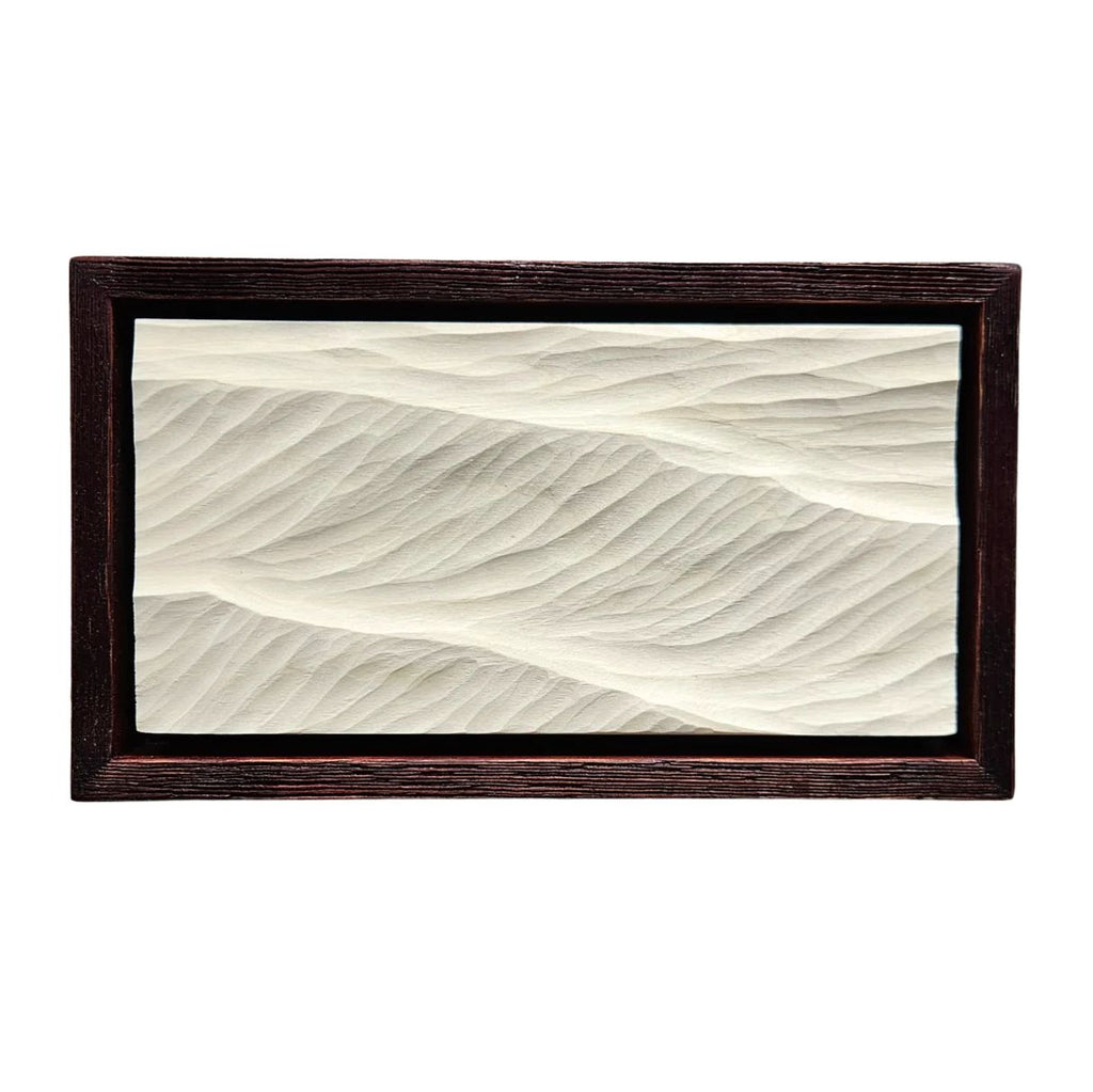 Swell Waves – rechteckiges Wellenrelief in dunkelbraunem Holzrahmen, frontal vor hellem Hintergrund.