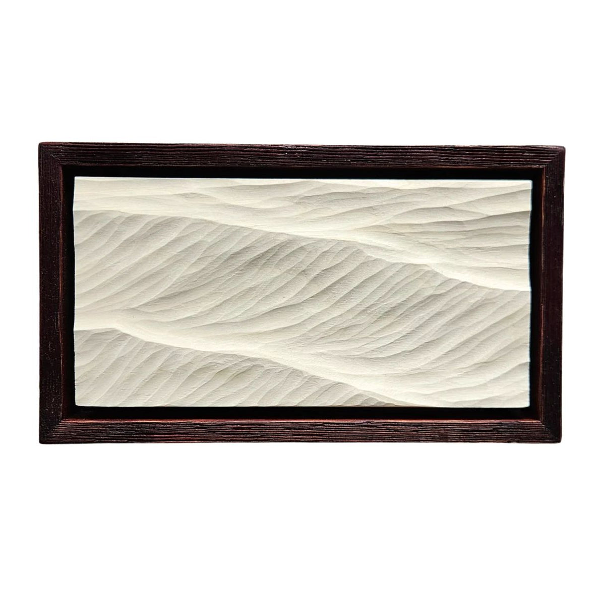 Swell Waves – rechteckiges Wellenrelief in dunkelbraunem Holzrahmen, frontal vor hellem Hintergrund.