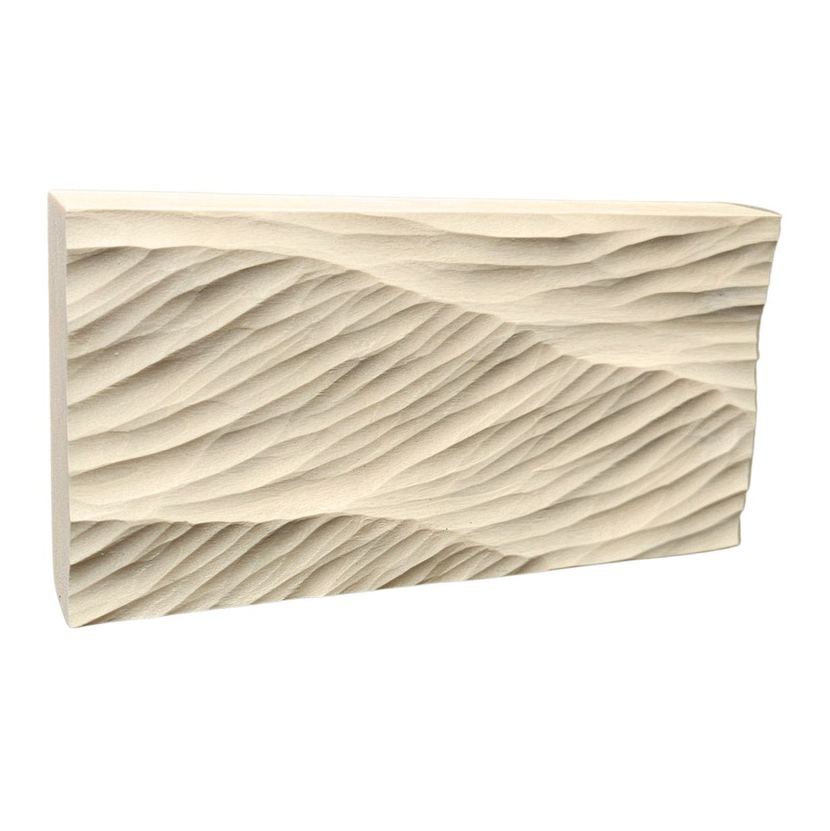 Swell Waves –  handgeschnitztes Wellenrelief aus hellem Holz, schräg von vorne fotografiert.