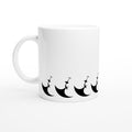 Weiße Keramiktasse mit einer reihe Wingfoil-Icons, die einen einhändigen Backflip zeigen