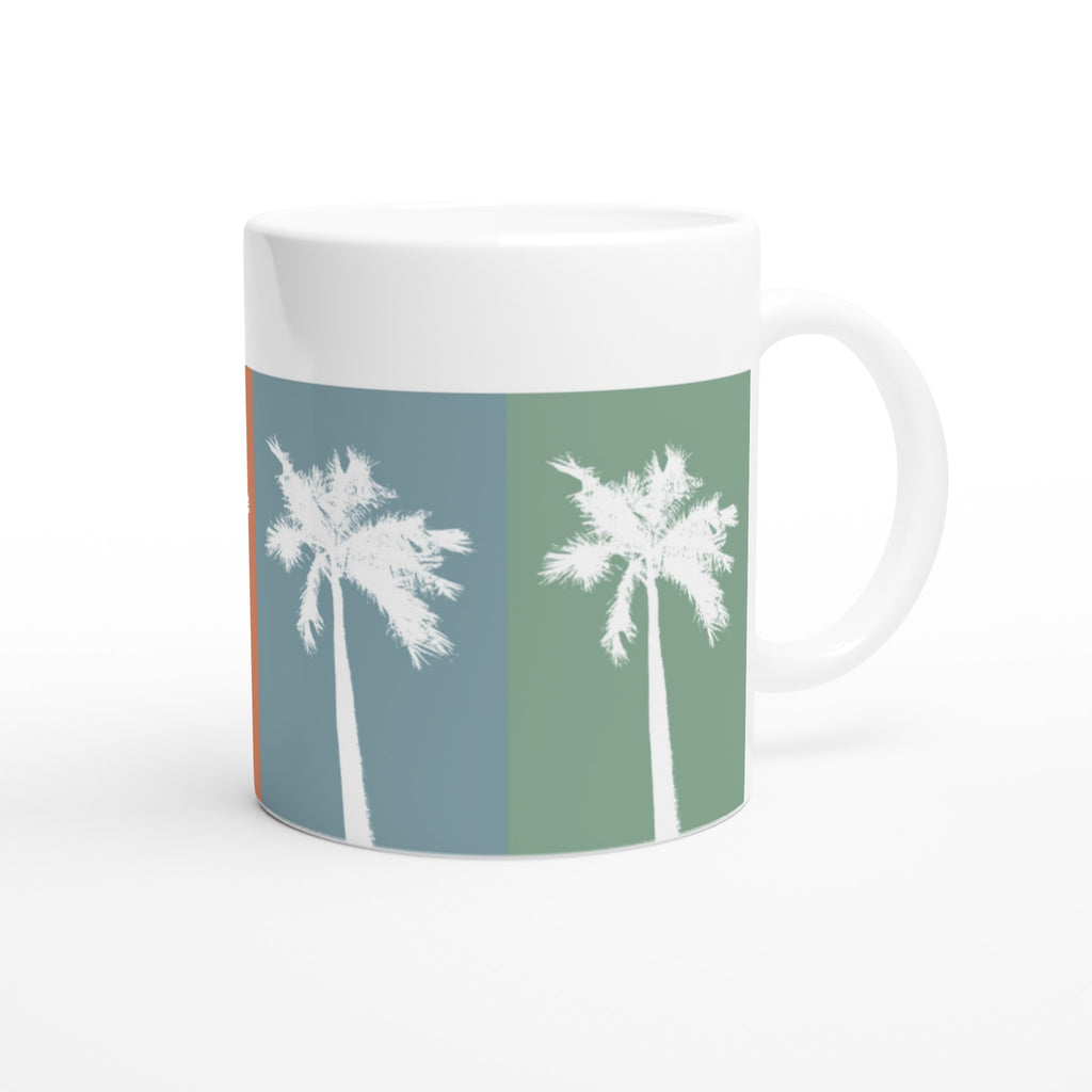 Weiße Tasse mit Palmenmotiv in Hellblau und Mintgrün im tropischen Stil