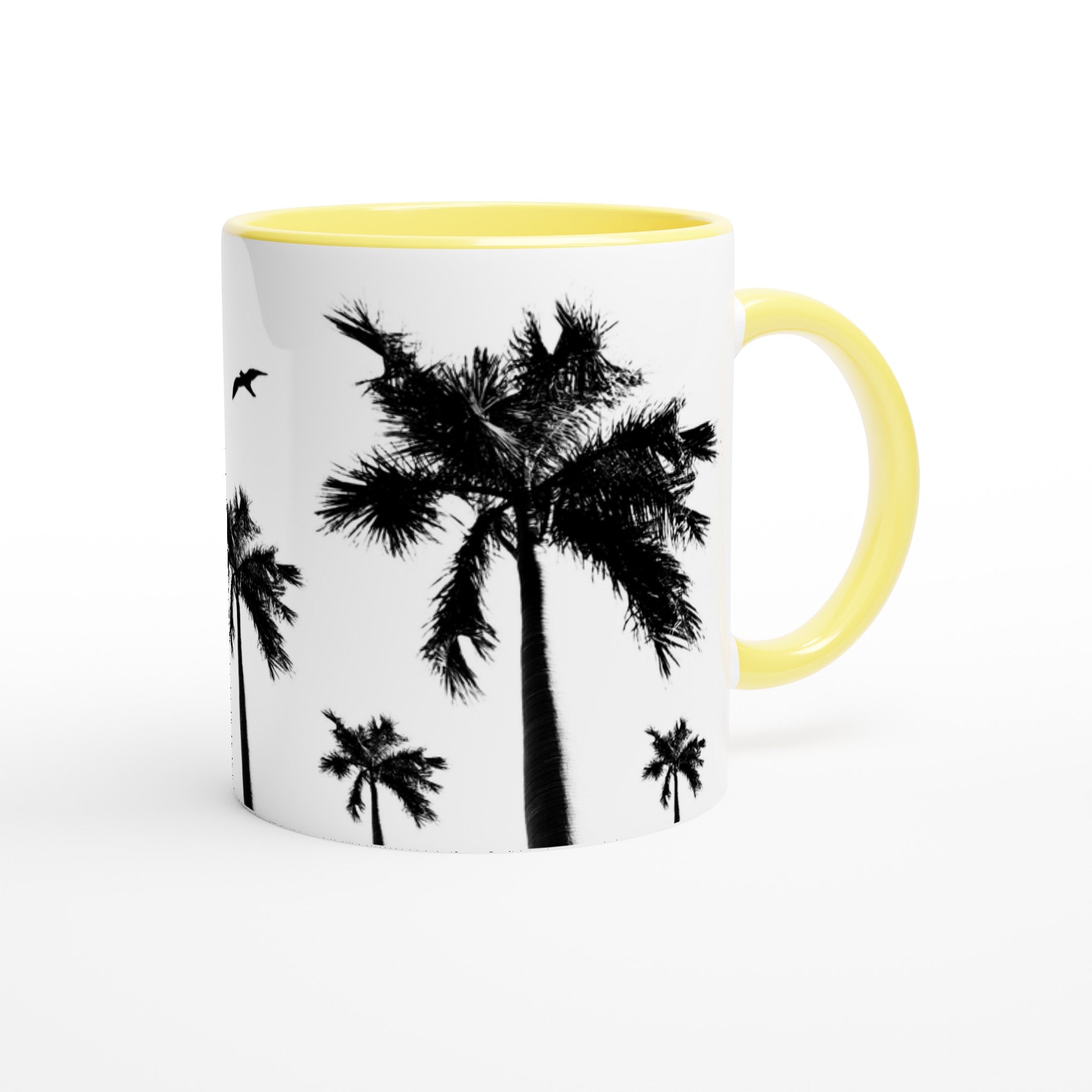 Weiße Keramiktasse mit Palmen-Motiven, Vogel, gelber Innenfläche und gelbem Henkel