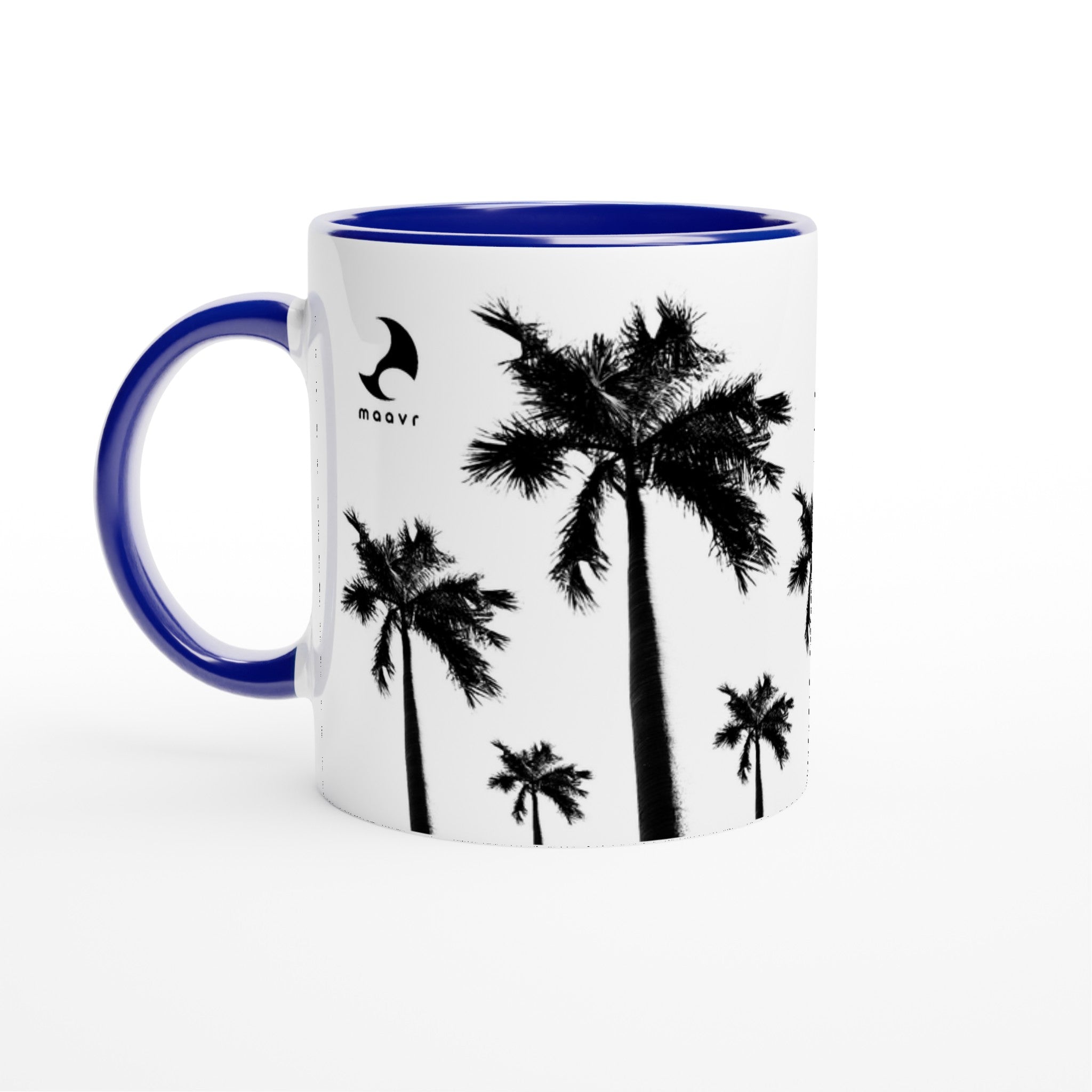 Weiße Keramiktasse mit Palmen-Motiven, maavr Logo, blauem Innenfläche und blauem Henkel