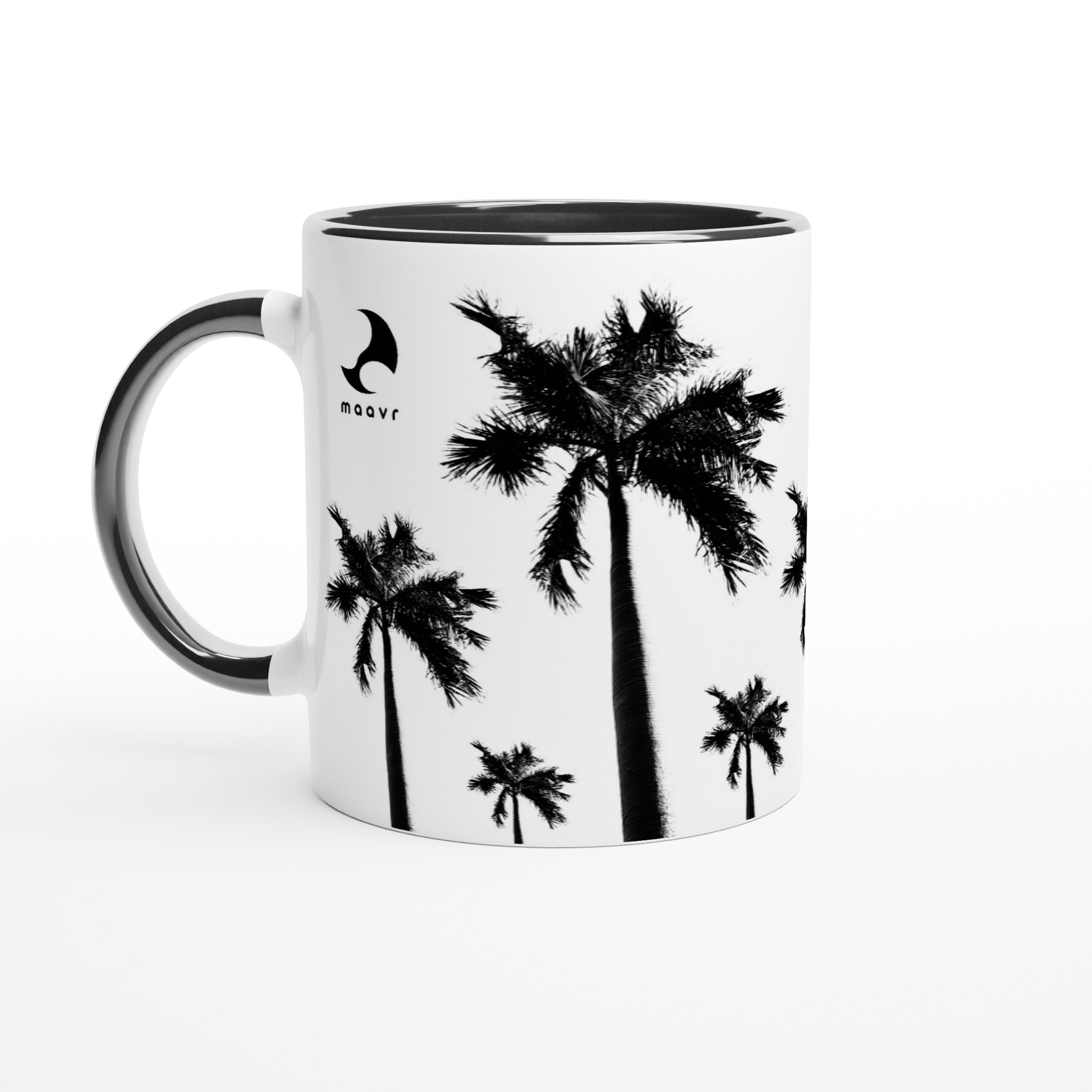 Weiße Keramiktasse mit Palmen-Motiven, maavr Logo, schwarzer Innenfläche und schwarzem Henkel
