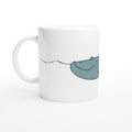 Weiße Keramiktasse mit Cartoon-Wal-Motiv im minimalistischen maritimen Stil