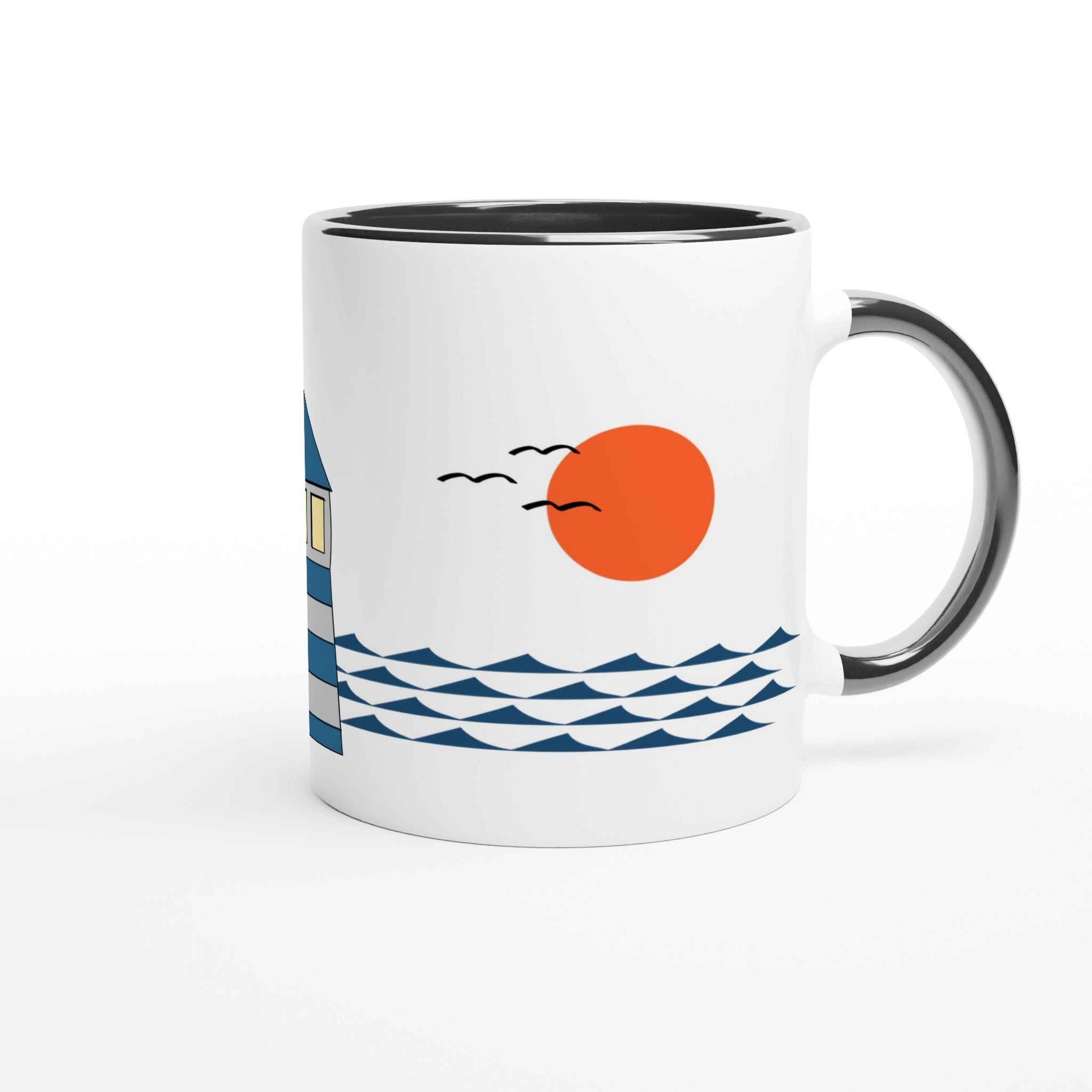 Weiße Keramiktasse mit Leuchtturm, Segelboot und maritimem Küstenmotiv