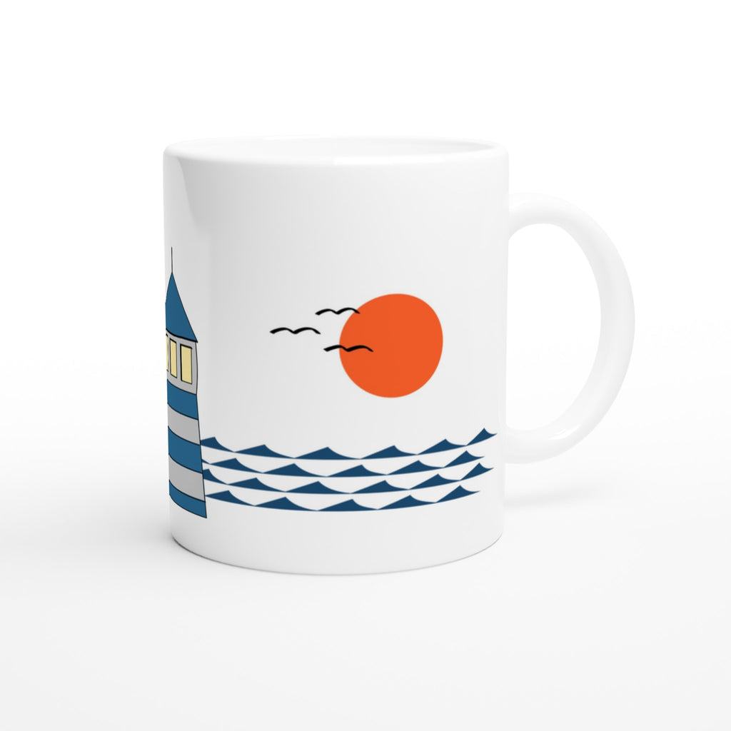 Weiße Keramiktasse mit Leuchtturm, Segelboot und maritimem Küstenmotiv