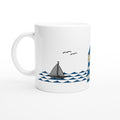 Maritime Tasse mit Segelboot, Möwen und Küstenlandschaft