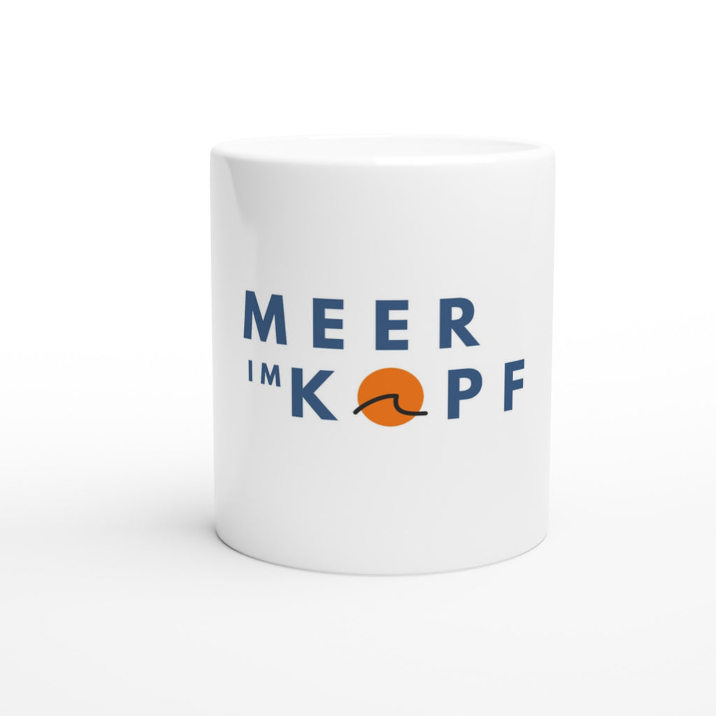 Weiße Keramiktasse mit Schriftzug „Meer im Kopf“ und Wellen-Symbol – minimalistisches maritimes Design für Küsten-Fans
