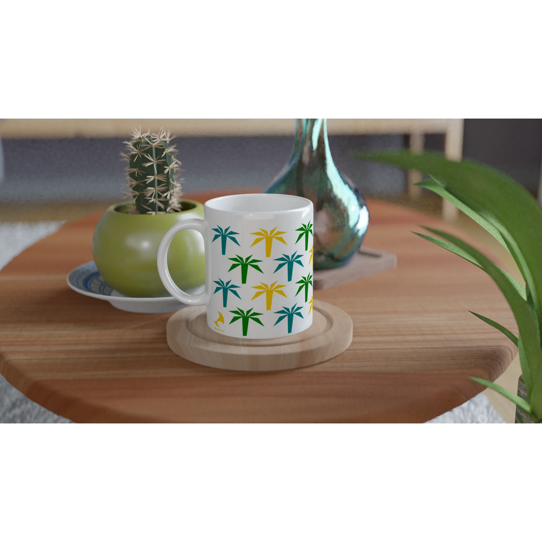 Keramiktasse mit buntem Palmenmotiv auf einem Holztisch neben Zimmerpflanzen