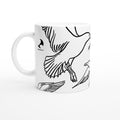 Weiße Keramiktasse mit Line Art Möwen und maavr Logo