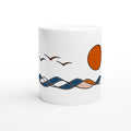 Weiße Keramiktasse mit Sonne, Wellen und Seevögeln im maritimen Design