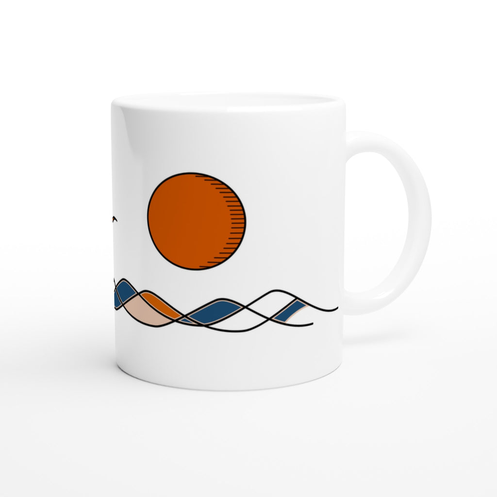 Maritime Tasse mit orangefarbener Sonne über dem Meer
