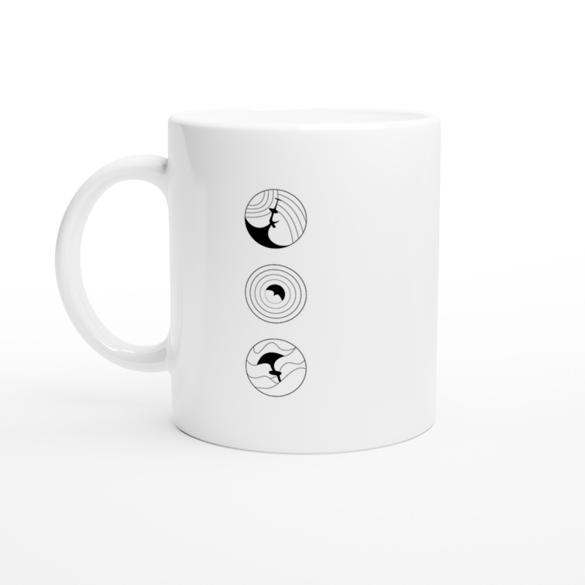 Weiße Keramiktasse mit schwarzen Wingfoil-Icons