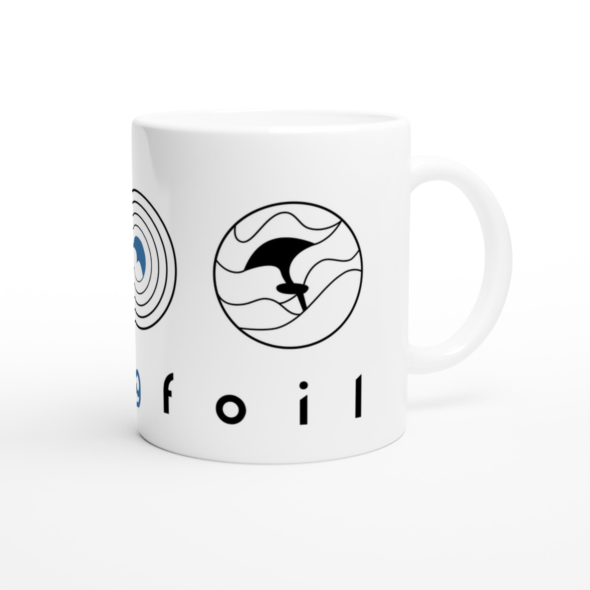 Schwarz-weiß-blaue Keramiktasse mit großen Wingfoil-Icons und "Foil"-Schriftzg