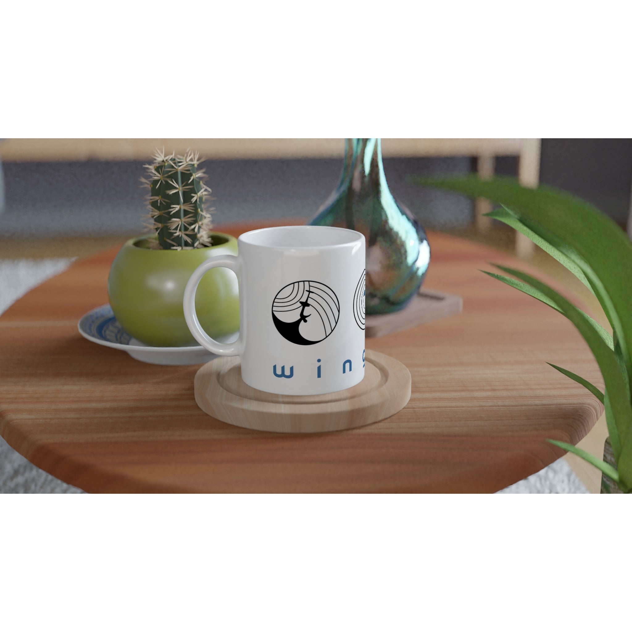 Schwarz-weiß-blaue Keramiktasse mit großen Wingfoil-Icons und "Foil"-Schriftzg auf Holztisch