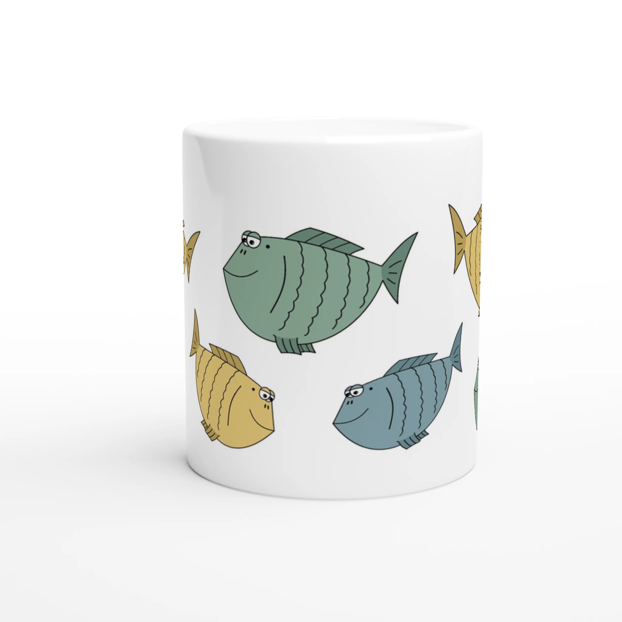 Weiße Keramiktasse mit bunten Fischen im Cartoon-Stil und maritimem Design