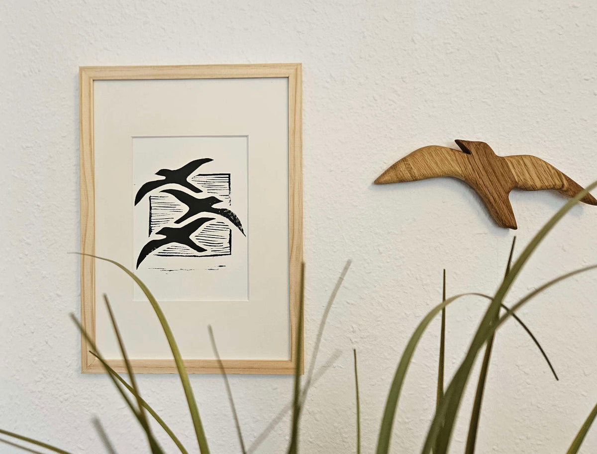 Original-Linoldruck „Trio“ mit drei Vögeln als maritime Wanddekoration in einem Wohnraum