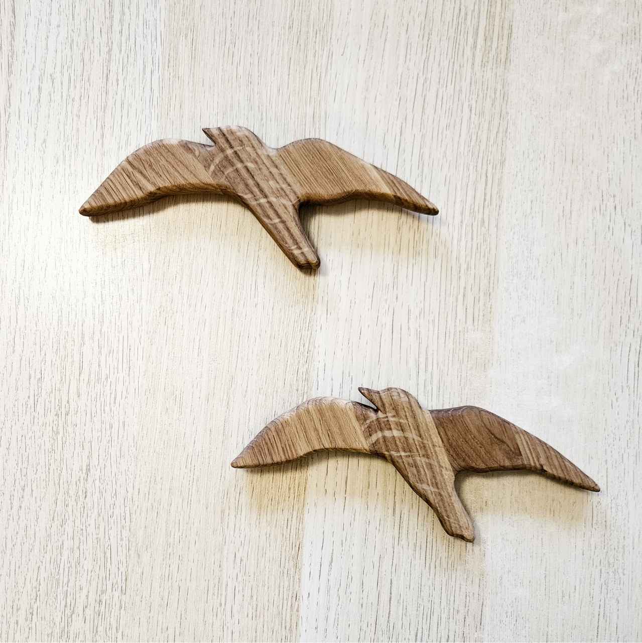 Küsten-Wandvogel Duo mit markanten Holzstrahlen - Eiche, geölt