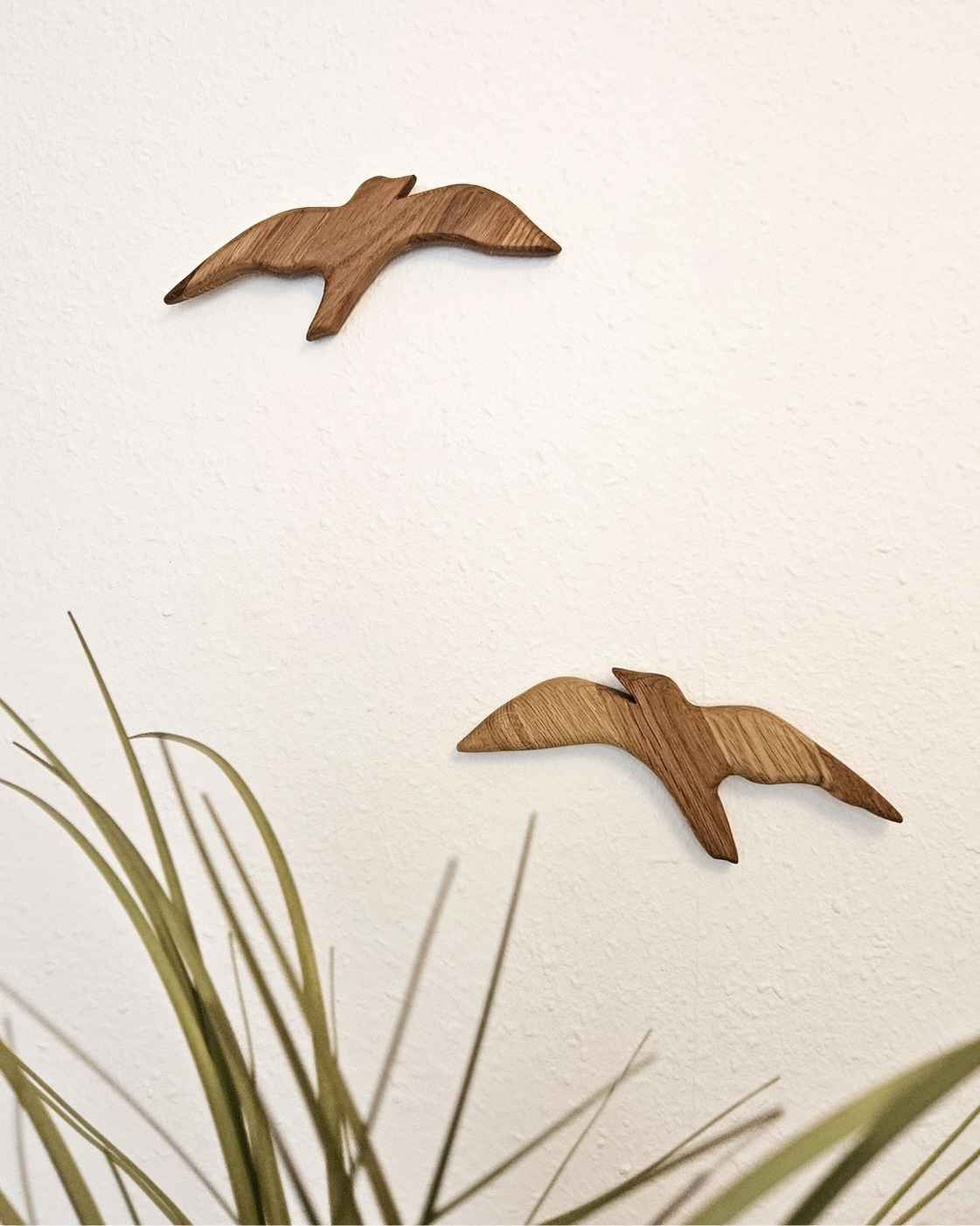 Zwei handgefertigte Wandvögel aus Eiche in Flugform als minimalistische Holz Wanddekoration