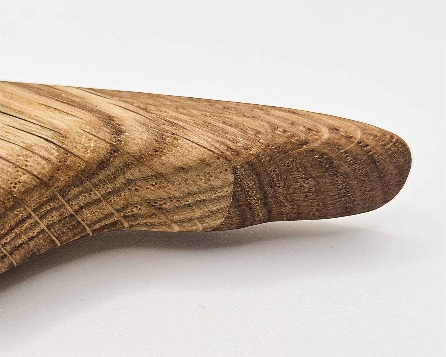 Detailaufnahme des Flügels eines Holzvogels für die Wand